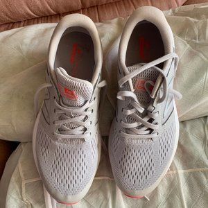 VERY WELL LIKE NEW NEW BALANCE SZ 9.5 WOMENS